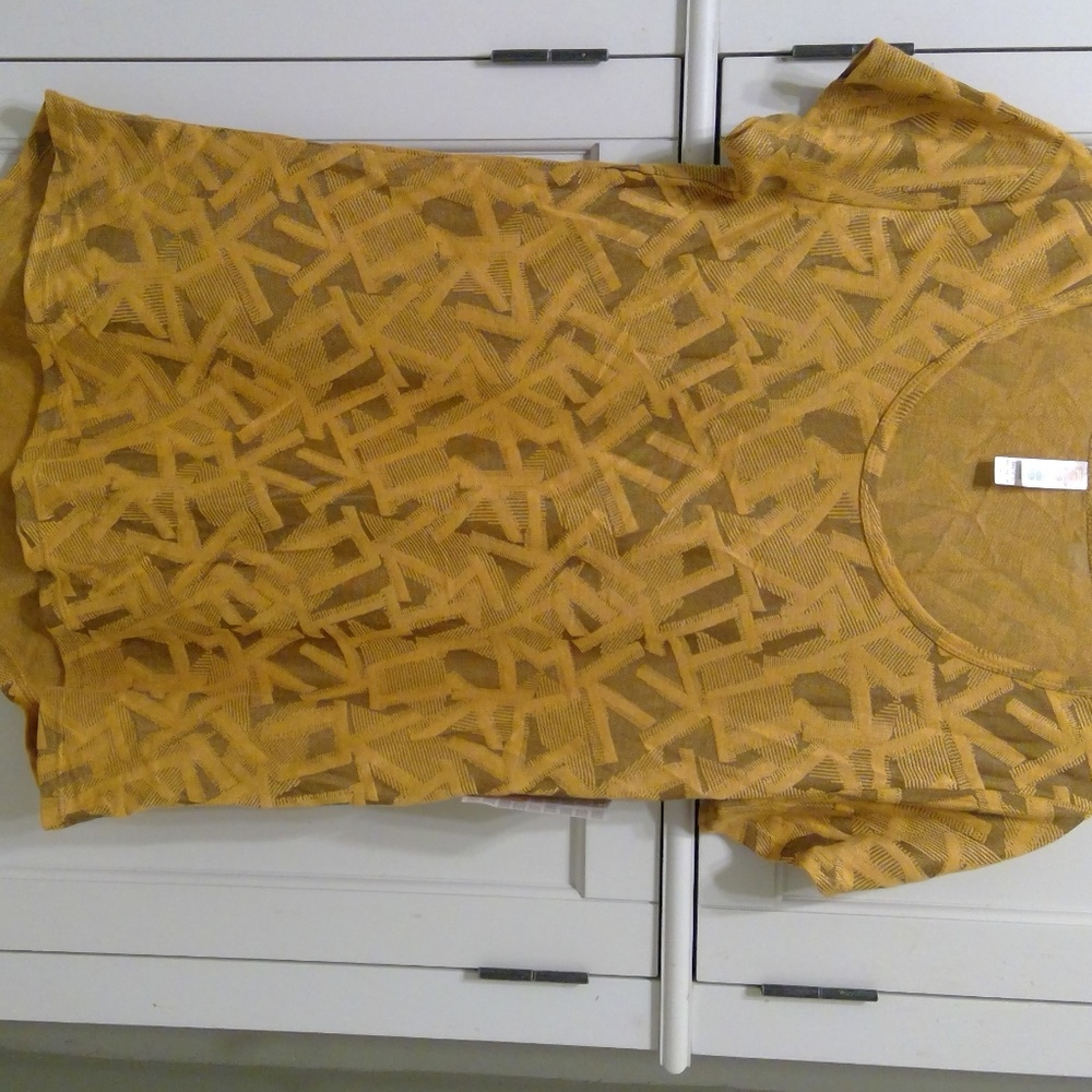 LuLaRoe XS Classic Tee.